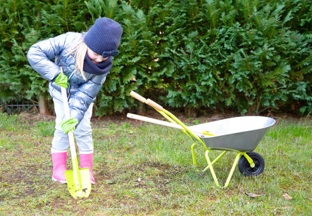 Kruiwagen met tuingereedschap