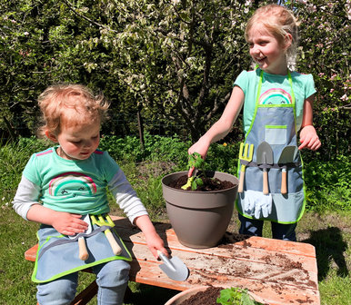 Tuinschort met tuingereedschap