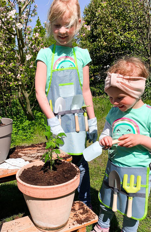 Tuinschort met tuingereedschap